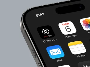 Vue rapprochée du logo Coms Pro sur un iPhone