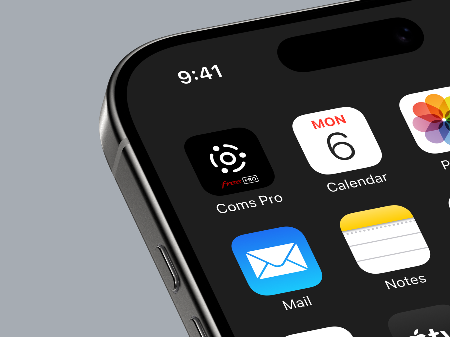 Vue rapprochée du logo Coms Pro sur un iPhone