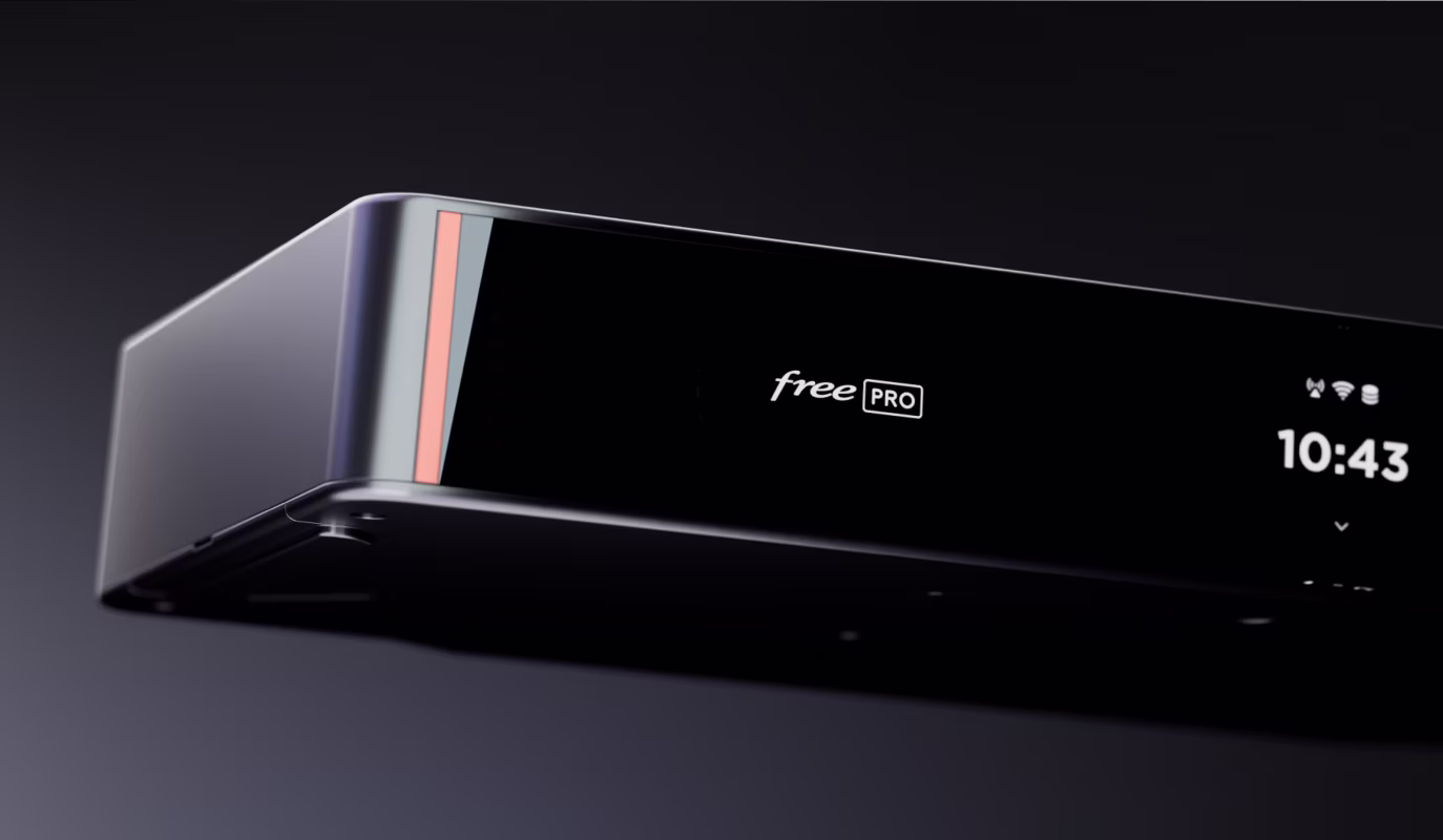 Freebox Pro mise en avant sur un fond uni