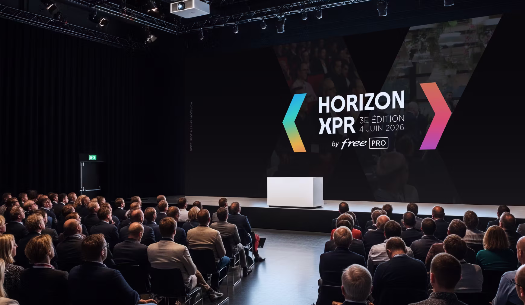 Logo Horizon XPR mis en avant sur un écran géant devant un public lors d'une conférence